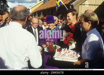 Königin Silvia von Schweden und Königin Margrethe von Dänemark 1985. *** Lokale Bildunterschrift *** © Classic Picture Library. Alle Rechte vorbehalten. Geschützt durch eine digitale Signatur. Bildüberwachung und -Schutz ist auf diesem Bild aktiviert. Die Lizenz, Präsentation oder Newsletter beinhaltet KEINE Nutzung in sozialen Medien. Stockfoto