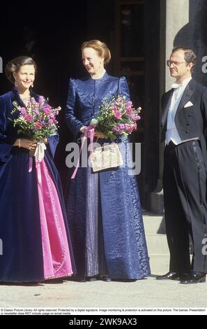 Carl XVI. Gustaf, König von Schweden. Geboren am 30. april 1946. Abgebildet mit Königin Silvia und Königin Margrethe von Dänemark 1985. *** Lokale Bildunterschrift *** © Classic Picture Library. Alle Rechte vorbehalten. Geschützt durch eine digitale Signatur. Bildüberwachung und -Schutz ist auf diesem Bild aktiviert. Die Lizenz, Präsentation oder Newsletter beinhaltet KEINE Nutzung in sozialen Medien. Stockfoto