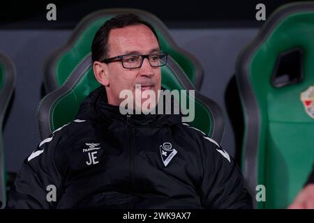 Elche, Spanien. Februar 2024. ELCHE, SPANIEN – 18. FEBRUAR: Joseba Etxeberria Head Coach von SD Eibar sieht sich vor dem LaLiga Hypermotion Spiel zwischen Elche CF und SD Eibar im Manuel Martinez Valero Stadium am 18. Februar 2024 in Elche, Spanien, an. (Quelle: Francisco Macia/Alamy Live News Stockfoto