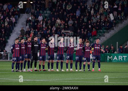 Elche, Spanien. Februar 2024. ELCHE, SPANIEN - 18. FEBRUAR: SD Eibar Spieler legen eine Schweigeminute vor dem LaLiga Hypermotion Spiel zwischen Elche CF und SD Eibar im Manuel Martinez Valero Stadium am 18. Februar 2024 in Elche, Spanien ein. (Quelle: Francisco Macia/Alamy Live News Stockfoto