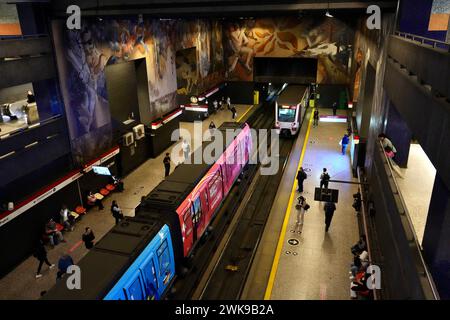 Das „Memoria Visual de una Nación“-Wandgemälde von Mario Toral an der U-Bahn-Station Universidad de Chile, Santiago, Chile. Stockfoto