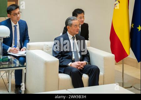 Madrid, Spanien. Februar 2024. Der chinesische Außenminister Wang Yi besucht den spanischen Premierminister Pedro Sanchez in seinem offiziellen Wohnsitz und Büro im Moncloa-Palast in Madrid. Quelle: SOPA Images Limited/Alamy Live News Stockfoto