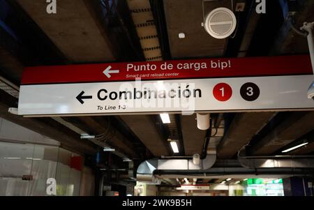 Santiago, Chile, 16. Oktober 2023. Schild in Richtung Combinación an der U-Bahn-Station Universidad de Chile. Stockfoto