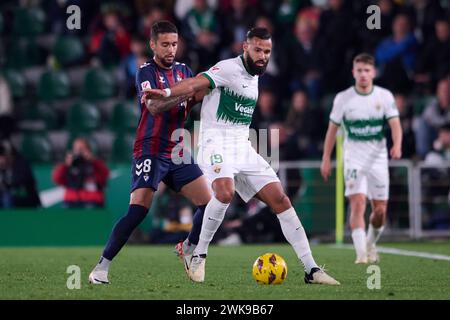 Elche, Spanien. Februar 2024. ELCHE, SPANIEN - 18. FEBRUAR: Matheus Pereira Central Midfield von SD Eibar tritt am 18. Februar 2024 im Manuel Martinez Valero Stadium in Elche, Spanien um den Ball an. (Quelle: Francisco Macia/Alamy Live News Stockfoto