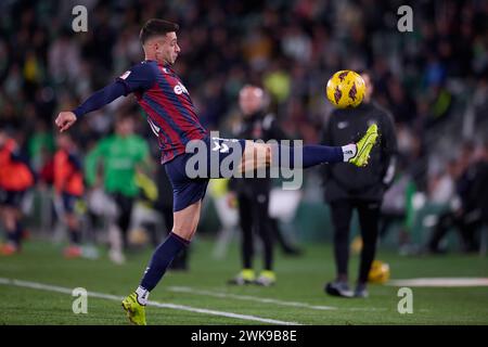 Elche, Spanien. Februar 2024. ELCHE, SPANIEN – 18. FEBRUAR: Sergio Leon Mittelstürmer von SD Eibar kontrolliert den Ball während des LaLiga Hypermotion-Spiels zwischen Elche CF und SD Eibar im Manuel Martinez Valero Stadium am 18. Februar 2024 in Elche, Spanien. (Quelle: Francisco Macia/Alamy Live News Stockfoto