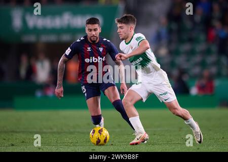 Elche, Spanien. Februar 2024. ELCHE, SPANIEN - 18. FEBRUAR: Sergio Carreira, der Rückspieler von Elche CF, tritt am 18. Februar 2024 im Manuel Martinez Valero Stadium in Elche, Spanien, um den Ball an. (Quelle: Francisco Macia/Alamy Live News Stockfoto