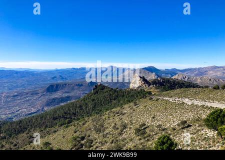 Panoramablick auf dem Wanderweg zum Gipfel Maroma, Sierra Tejeda, Spanien Stockfoto