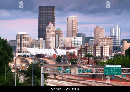 Pittsburgh, Pennsylvania, USA Skyline der Innenstadt mit Blick auf Autobahnen in der Abenddämmerung. Stockfoto