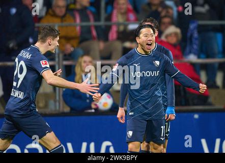 Bochum, Deutschland. Februar 2024. Takuma Asano, BO 11 feiert sein Tor, Happy, lagh, Celebration, 1-1 mit Moritz Broschinski, BO 29 im Spiel VFL BOCHUM - FC BAYERN MÜNCHEN 3-2 am 18. Februar 2024 in Bochum. Saison 2023/2024, 1.Bundesliga, FCB, München, Spieltag 22, 22.Spieltag Credit: Peter Schatz/Alamy Live News Stockfoto