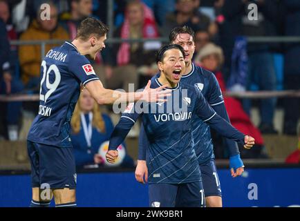 Bochum, Deutschland. Februar 2024. Takuma Asano, BO 11 feiert sein Tor, Happy, lagh, Celebration, 1-1 mit Moritz Broschinski, BO 29 im Spiel VFL BOCHUM - FC BAYERN MÜNCHEN 3-2 am 18. Februar 2024 in Bochum. Saison 2023/2024, 1.Bundesliga, FCB, München, Spieltag 22, 22.Spieltag Credit: Peter Schatz/Alamy Live News Stockfoto