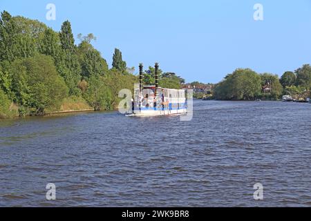 HAMPTON, GROSSBRITANNIEN - 18. MAI 2014: Es ist ein Retro-Dampfschiff mit Menschen auf einem Fluss entlang der Themse. Stockfoto