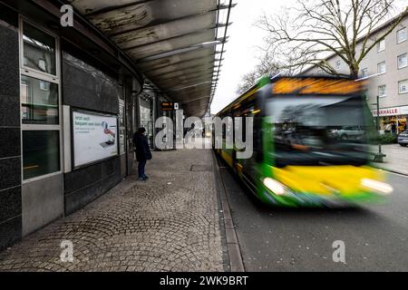 Oberhausen, Deutschland. Februar 2024. Ein Bus fährt am Busbahnhof in Oberhausen ab, nachdem er an Bahnsteig 4 hält. Nach dem gewaltsamen Tod eines jungen ukrainischen Basketballspielers in Oberhausen befindet sich sein Teamkollege noch auf der Intensivstation. Der brutale Messerangriff wird auch im landtag diskutiert. Quelle: Christoph Reichwein/dpa/Alamy Live News Stockfoto