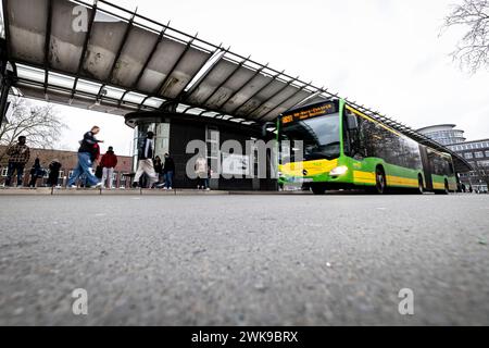 Oberhausen, Deutschland. Februar 2024. Ein Bus steht am Bahnsteig 4 am Busbahnhof Oberhausen. Nach dem gewaltsamen Tod eines jungen ukrainischen Basketballspielers in Oberhausen befindet sich sein Teamkollege noch auf der Intensivstation. Der brutale Messerangriff ist auch ein Diskussionsthema im landtag. Quelle: Christoph Reichwein/dpa/Alamy Live News Stockfoto