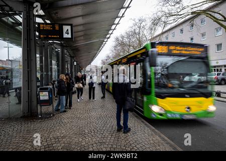 Oberhausen, Deutschland. Februar 2024. Ein Bus fährt am Busbahnhof in Oberhausen ab, nachdem er an Bahnsteig 4 hält. Nach dem gewaltsamen Tod eines jungen ukrainischen Basketballspielers in Oberhausen befindet sich sein Teamkollege noch auf der Intensivstation. Der brutale Messerangriff wird auch im landtag diskutiert. Quelle: Christoph Reichwein/dpa/Alamy Live News Stockfoto