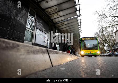 Oberhausen, Deutschland. Februar 2024. Ein Bus steht am Bahnsteig 4 am Busbahnhof Oberhausen. Nach dem gewaltsamen Tod eines jungen ukrainischen Basketballspielers in Oberhausen befindet sich sein Teamkollege noch auf der Intensivstation. Der brutale Messerangriff ist auch ein Diskussionsthema im landtag. Quelle: Christoph Reichwein/dpa/Alamy Live News Stockfoto