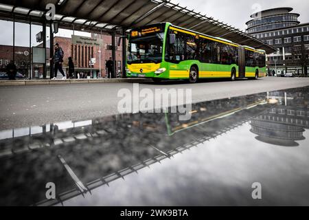 Oberhausen, Deutschland. Februar 2024. Ein Bus steht am Bahnsteig 4 am Busbahnhof Oberhausen. Der Hauptbahnhof befindet sich im Hintergrund. Nach dem gewaltsamen Tod eines jungen ukrainischen Basketballspielers in Oberhausen befindet sich sein Teamkollege noch auf der Intensivstation. Der brutale Messerangriff ist auch ein Thema im landtag. Quelle: Christoph Reichwein/dpa/Alamy Live News Stockfoto