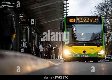 Oberhausen, Deutschland. Februar 2024. Ein Bus steht am Bahnsteig 4 am Busbahnhof Oberhausen. Nach dem gewaltsamen Tod eines jungen ukrainischen Basketballspielers in Oberhausen befindet sich sein Teamkollege noch auf der Intensivstation. Der brutale Messerangriff ist auch ein Diskussionsthema im landtag. Quelle: Christoph Reichwein/dpa/Alamy Live News Stockfoto