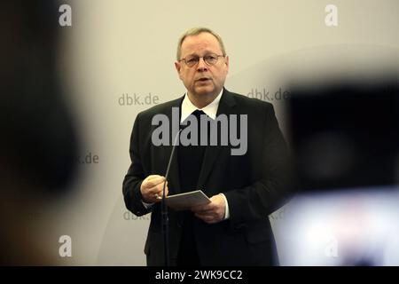 Die katholische Bischoefe in Augsburg berät vom 19.02.2024 an bei Ihrer Fruehjahrsvollversammlung ueber kirchenpolitische und gesellschaftliche Fragen. Im Foto vom 19.02.2024: Presseerklärung des Vorsitzenden der Deutschen Bischofskonferenz, Bischof Georg Baetzing Bätzing, zum Auftakt der Vollversammlung im Haus Sankt Ulrich in Augsburg. Im Mittelpunkt der Vollversammlung steht das Wahljahr 2024 mit seinen Landtagswahlen im Osten und der Zustand der Demokratie, wie die katholische Deutsche Bischofskonferenz mitteilte. Die 64 Mitglieder der Bischofskonferenz sprechen aber auch ueber die zune Stockfoto