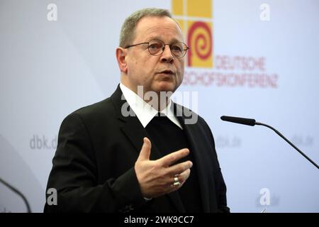 Die katholische Bischoefe in Augsburg berät vom 19.02.2024 an bei Ihrer Fruehjahrsvollversammlung ueber kirchenpolitische und gesellschaftliche Fragen. Im Foto vom 19.02.2024: Presseerklärung des Vorsitzenden der Deutschen Bischofskonferenz, Bischof Georg Baetzing Bätzing, zum Auftakt der Vollversammlung im Haus Sankt Ulrich in Augsburg. Im Mittelpunkt der Vollversammlung steht das Wahljahr 2024 mit seinen Landtagswahlen im Osten und der Zustand der Demokratie, wie die katholische Deutsche Bischofskonferenz mitteilte. Die 64 Mitglieder der Bischofskonferenz sprechen aber auch ueber die zune Stockfoto