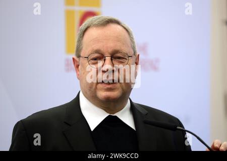 Die katholische Bischoefe in Augsburg berät vom 19.02.2024 an bei Ihrer Fruehjahrsvollversammlung ueber kirchenpolitische und gesellschaftliche Fragen. Im Foto vom 19.02.2024: Presseerklärung des Vorsitzenden der Deutschen Bischofskonferenz, Bischof Georg Baetzing Bätzing, zum Auftakt der Vollversammlung im Haus Sankt Ulrich in Augsburg. Im Mittelpunkt der Vollversammlung steht das Wahljahr 2024 mit seinen Landtagswahlen im Osten und der Zustand der Demokratie, wie die katholische Deutsche Bischofskonferenz mitteilte. Die 64 Mitglieder der Bischofskonferenz sprechen aber auch ueber die zune Stockfoto