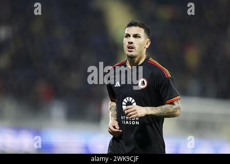 Frosinone, Italien. Februar 2024. Der argentinische Mittelfeldspieler Leandro Paredes von Romaâ&#x80;&#x99;sieht beim Fußballspiel der Serie A zwischen Frosinone Calcio und AS Roma am 18. Februar 2024 im Benito Stirpe-Stadion in Frosinone, Italien, an. Quelle: Unabhängige Fotoagentur/Alamy Live News Stockfoto