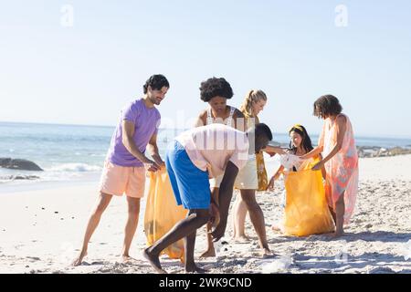 Verschiedene Gruppen genießen eine Strandreinigung und sammeln Müll Stockfoto