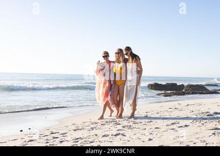 Drei junge Frauen genießen einen sonnigen Strandtag mit Kopierraum Stockfoto