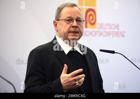 Die katholische Bischoefe in Augsburg berät vom 19.02.2024 an bei Ihrer Fruehjahrsvollversammlung ueber kirchenpolitische und gesellschaftliche Fragen. Im Foto vom 19.02.2024: Presseerklärung des Vorsitzenden der Deutschen Bischofskonferenz, Bischof Georg Baetzing Bätzing, zum Auftakt der Vollversammlung im Haus Sankt Ulrich in Augsburg. Im Mittelpunkt der Vollversammlung steht das Wahljahr 2024 mit seinen Landtagswahlen im Osten und der Zustand der Demokratie, wie die katholische Deutsche Bischofskonferenz mitteilte. Die 64 Mitglieder der Bischofskonferenz sprechen aber auch ueber die zune Stockfoto