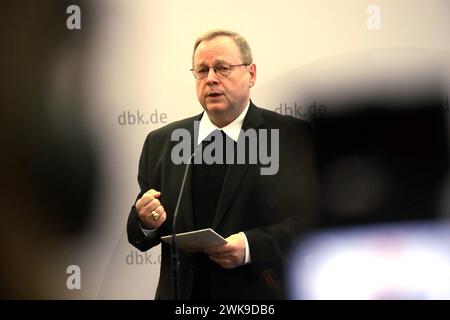 Die katholische Bischoefe in Augsburg berät vom 19.02.2024 an bei Ihrer Fruehjahrsvollversammlung ueber kirchenpolitische und gesellschaftliche Fragen. Im Foto vom 19.02.2024: Presseerklärung des Vorsitzenden der Deutschen Bischofskonferenz, Bischof Georg Baetzing Bätzing, zum Auftakt der Vollversammlung im Haus Sankt Ulrich in Augsburg. Im Mittelpunkt der Vollversammlung steht das Wahljahr 2024 mit seinen Landtagswahlen im Osten und der Zustand der Demokratie, wie die katholische Deutsche Bischofskonferenz mitteilte. Die 64 Mitglieder der Bischofskonferenz sprechen aber auch ueber die zune Stockfoto