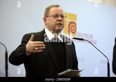 Die katholische Bischoefe in Augsburg berät vom 19.02.2024 an bei Ihrer Fruehjahrsvollversammlung ueber kirchenpolitische und gesellschaftliche Fragen. Im Foto vom 19.02.2024: Presseerklärung des Vorsitzenden der Deutschen Bischofskonferenz, Bischof Georg Baetzing Bätzing, zum Auftakt der Vollversammlung im Haus Sankt Ulrich in Augsburg. Im Mittelpunkt der Vollversammlung steht das Wahljahr 2024 mit seinen Landtagswahlen im Osten und der Zustand der Demokratie, wie die katholische Deutsche Bischofskonferenz mitteilte. Die 64 Mitglieder der Bischofskonferenz sprechen aber auch ueber die zune Stockfoto