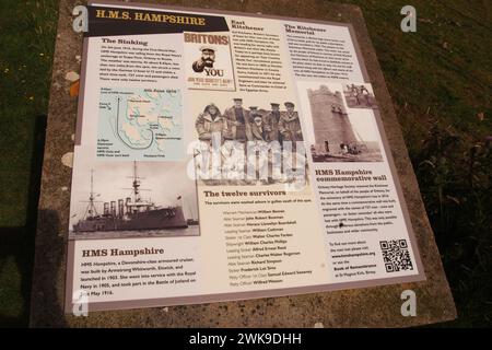 Eine Informationstafel über den Untergang der HMS Hampshire am 5. Juni 1916 am Kitchener Memorial in Marwick Head, Orkney, Schottland, Großbritannien Stockfoto