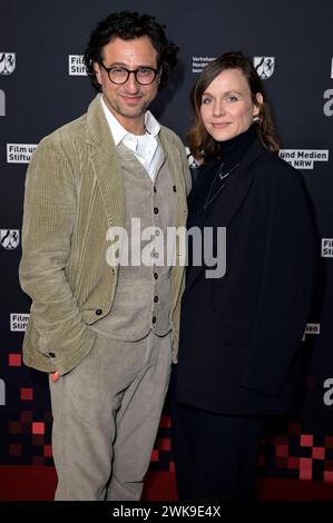 Serkan Kaya und Nadja Becker beim 21. NRW Empfang des Landes NRW und der Film- und Medienstiftung NRW im Rahmen der Berlinale 2024 in der Vertretung des Landes Nordrhein-Westfalen. Berlin, 18.02.2024 *** Serkan Kaya und Nadja Becker bei der 21 NRW-Rezeption des Landes NRW und der Film- und Medienstiftung NRW im Rahmen der Berlinale 2024 in der Landesvertretung Nordrhein-Westfalen Berlin, 18 02 2024 Foto:XF.xKernx/xFuturexImagex nrw 4231 Stockfoto