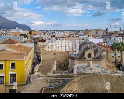 Blick über die antike Stadt vom Glockenturm der Kathedrale in Orihuela, Alicante, Spanien. Stockfoto