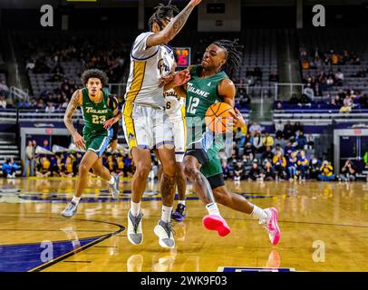Greenville, North Carolina, USA. Februar 2024. Der Tulane Green Wave Guard KOLBY KING (12) fährt zum Korb, während er von dem East Carolina Pirates Guard JADEN WALKER (21) während des NCAA-Basketballspiels zwischen den Tulane Green Wave und East Carolina Pirates in der Williams Arena im Minges Coliseum, Greenville, North Carolina, verteidigt wird. (Kreditbild: © Israel Anta via ZUMA Press Wire) NUR REDAKTIONELLE VERWENDUNG! Nicht für kommerzielle ZWECKE! Stockfoto