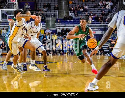 18. Februar 2024, Greenville, North Carolina, USA: Tulane Green Wave Guard KOLBY KING (12) fährt während des NCAA-Basketballspiels zwischen den Tulane Green Wave und den East Carolina Pirates in der Williams Arena im Minges Coliseum, Greenville, North Carolina. (Kreditbild: © Israel Anta via ZUMA Press Wire) NUR REDAKTIONELLE VERWENDUNG! Nicht für kommerzielle ZWECKE! Stockfoto