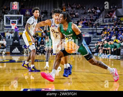 Greenville, North Carolina, USA. Februar 2024. Tulane Green Wave Guard KOLBY KING (12) fährt in den Korb gegen den East Carolina Pirates Guard QUENTIN DIBOUNDJE (7) während des NCAA Männer Basketballspiels zwischen den Tulane Green Wave und East Carolina Pirates in der Williams Arena im Minges Coliseum, Greenville, North Carolina. (Kreditbild: © Israel Anta via ZUMA Press Wire) NUR REDAKTIONELLE VERWENDUNG! Nicht für kommerzielle ZWECKE! Stockfoto