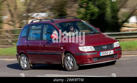 Milton Keynes, UK-Feb 16th 2024: 2009 Hyundai Matrix Auto fährt auf einer englischen Straße Stockfoto