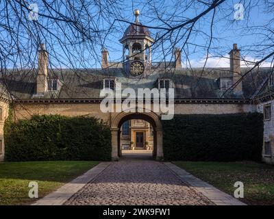 Belton House, lincolnshire - 24. Januar 2024: Uhrenturm und Innenhof von Belton House Stockfoto