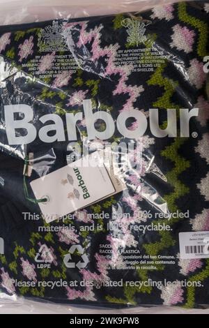 Barbour-Logo-Abzeichen auf Barbour-Plastiktasche mit Barbour-Strickpullover aus Wolle, Baumwolle und Polyamid – Royal Warrants Stockfoto