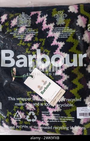 Barbour-Logo-Abzeichen auf Barbour-Plastiktasche mit Barbour-Strickpullover aus Wolle, Baumwolle und Polyamid – Royal Warrants Stockfoto