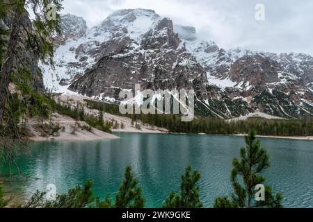 Pragser See in den Dolomitenbergen, Belluno, Venetien, Italien am stimmungsvollen Frühlingstag. Alpensee im Wald in Dolomiti in den italienischen Alpen Stockfoto