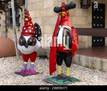 Miami FL - USA - 10. Februar 2024 zwei riesige Hahnstatuen, die Fiberglas-Statuen sind überall in Little Havannas Calle Ocho zu finden und sind Teil des „Ro Stockfoto