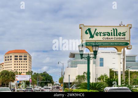 Miami FL - USA - 10. Februar 2024 Straßenschild für das berühmte Versailles Restaurant, ein kultiges kubanisches Restaurant seit über 50 Jahren auf der Calle Ocho in Little Ha Stockfoto