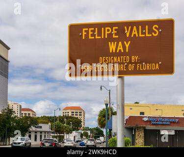 Miami FL - USA - 10. Februar 2024 Straßenschild, das einen Teil der Calle Ocho Felipe A. Valls Sr., einem kubanischen Exil, widmet, der Miamis charakteristische Walk-up-Coff erfand Stockfoto