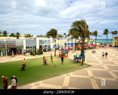 Hollywood Beach, FL - USA - 9. Februar 2024 Touristen besuchen die plaza am Ende der Johnson Street Plaza und die Promenade. Palmen und Hollywood Big Stockfoto