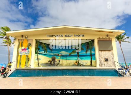 Hollywood Beach, FL - USA - 9. Februar 2024 Blick auf das Hollywood Beach Theatre, ein Strandtheater mit Platz zum Tanzen und einer Vielzahl von kostenlosen pro Person Stockfoto