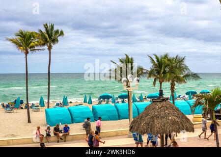 Hollywood Beach, FL - USA - 9. Februar 2024 die malerische aussicht entfaltet sich, die Ozeane und die Promenade, azurblaue Hütten und Sonnenschirme säumen den Strand als Tour Stockfoto