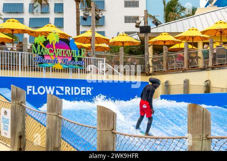 Hollywood Beach, FL - USA - 9. Februar 2024 inmitten der sonnenverwöhnten Atmosphäre des Margaritaville Beach Resort strahlt ein Mann auf den Wellen Hochmut aus Stockfoto