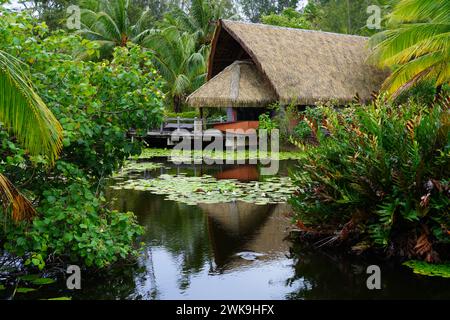 HUAHINE, FRANZÖSISCH-POLYNESIEN – 5. Dezember 2023 – Blick auf das Dorf Maitai Lapita Huahine, ein Luxushotel in Huahine, Gesellschaftsinseln, Französisch-Polynesien. Stockfoto