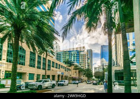 Fort Lauderdale, FL - USA - 7. Februar 2024 der Las Olas Boulevard ist von Palmen gesäumt, eine pulsierende und kosmopolitische Durchgangsstraße, die für ihre eklektische Mischung aus SH bekannt ist Stockfoto